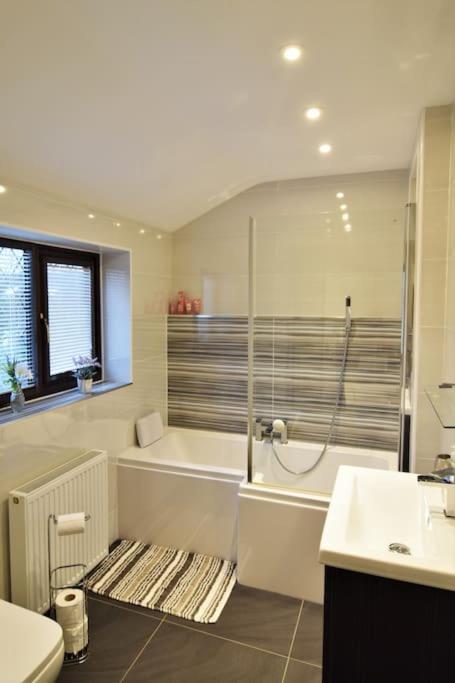 Mikes At Menai - Stylish & Spacious 3 Bed House In Menai Bridge. Kültér fotó